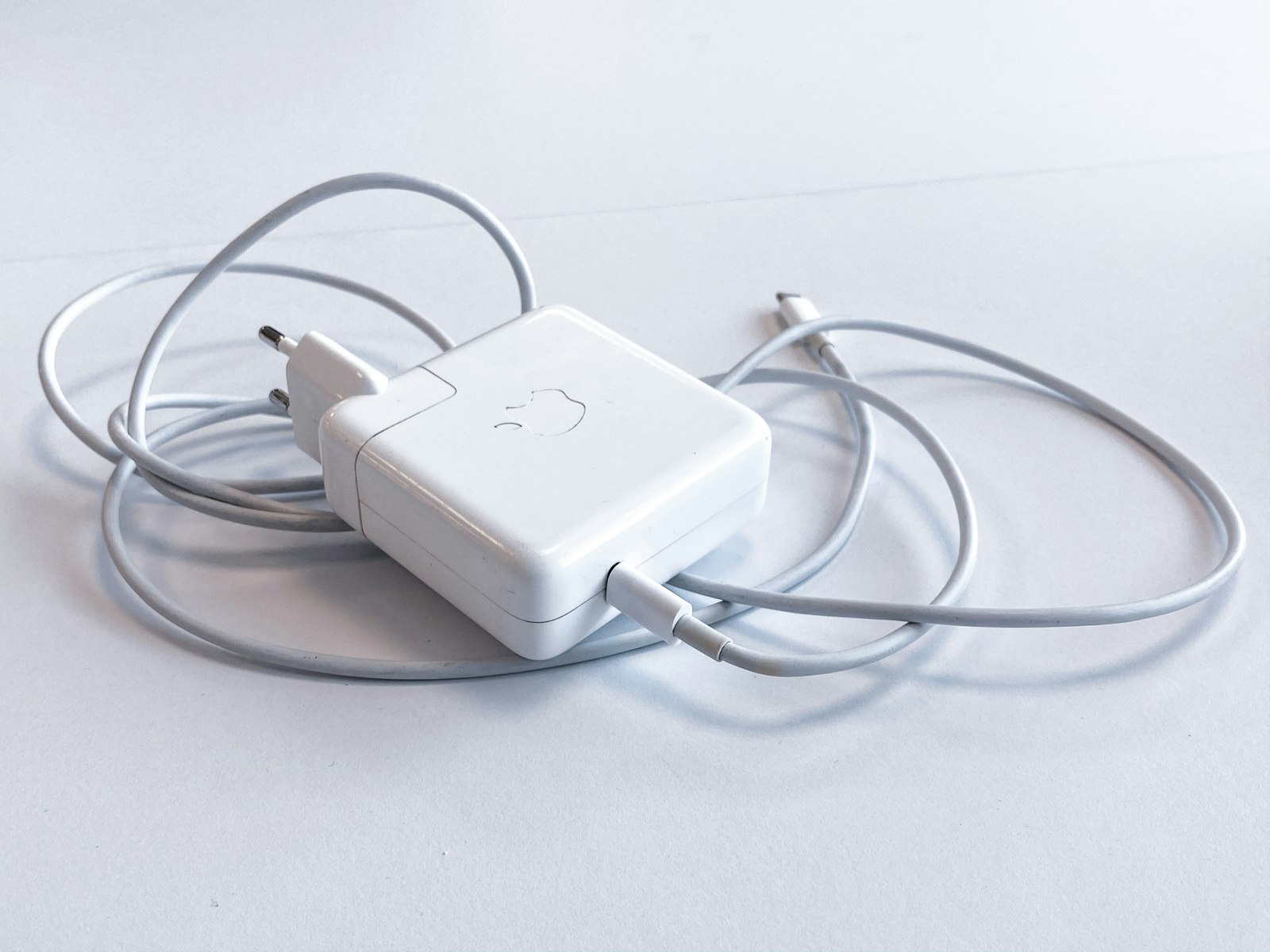 Smartphone die draadloos oplaadt op een oplaadstation